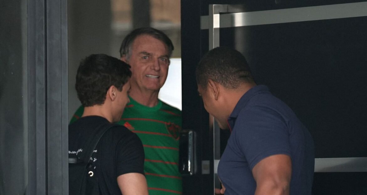 Bolsonaro é detido pela PF; decisão de Moraes destaca risco de fuga e ameaça à ordem pública.