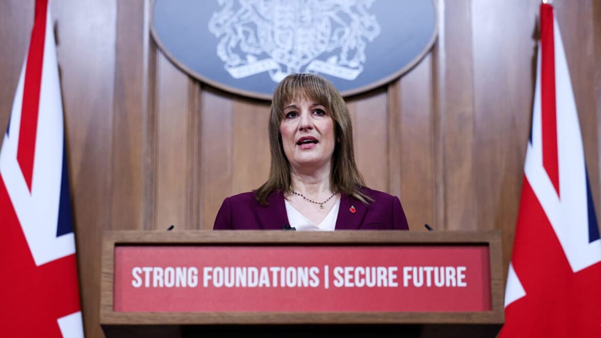 Custos de empréstimos no Reino Unido disparam, ações caem com aumento das especulações orçamentárias.