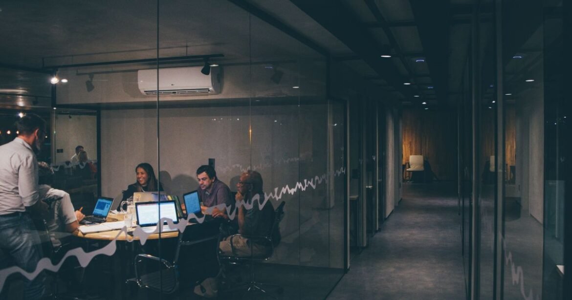 Diminuição no Mercado de Trabalho do Reino Unido Fortalece Expectativa de Redução de Juros