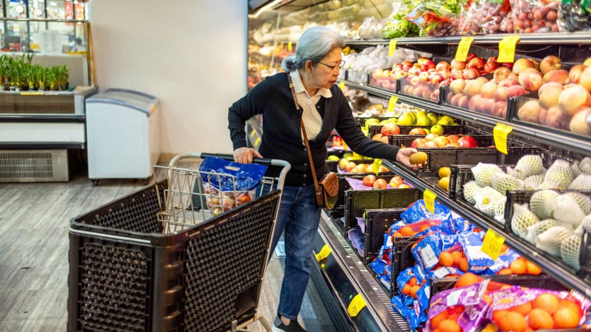 Eleitores demonstram frustração com a gestão econômica de Trump, revela pesquisa da NBC News.