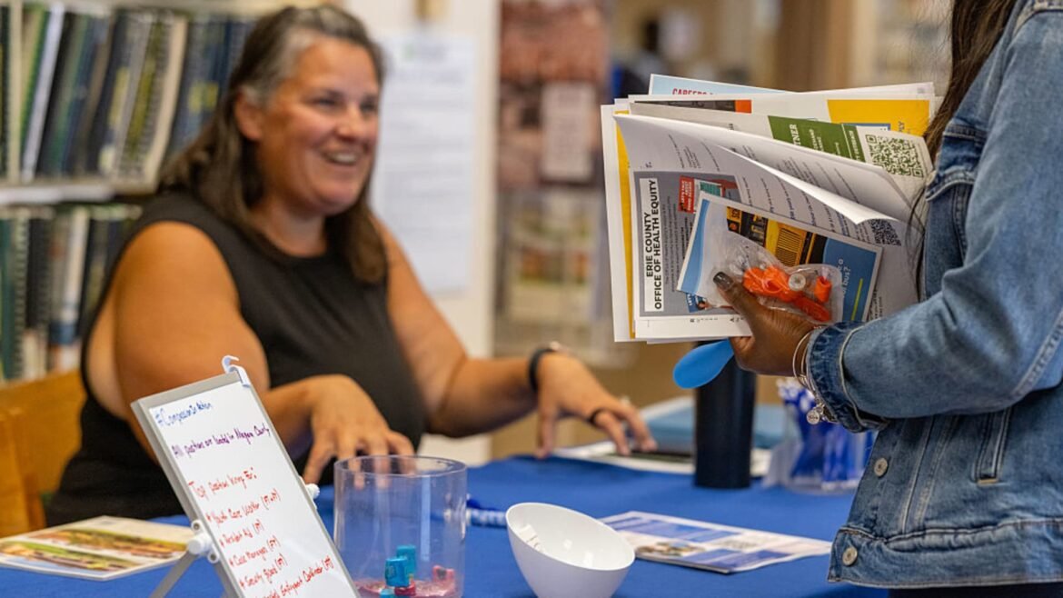 Empregos privados aumentam em 42 mil em outubro, superando expectativas e aliviando temores sobre o mercado de trabalho, afirma a ADP.