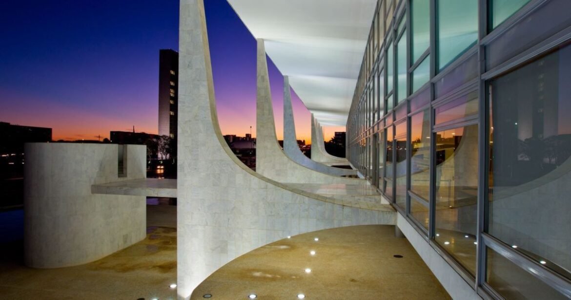 Especialista afirma que crédito extra não deve ser utilizado para cobrir despesas diárias.