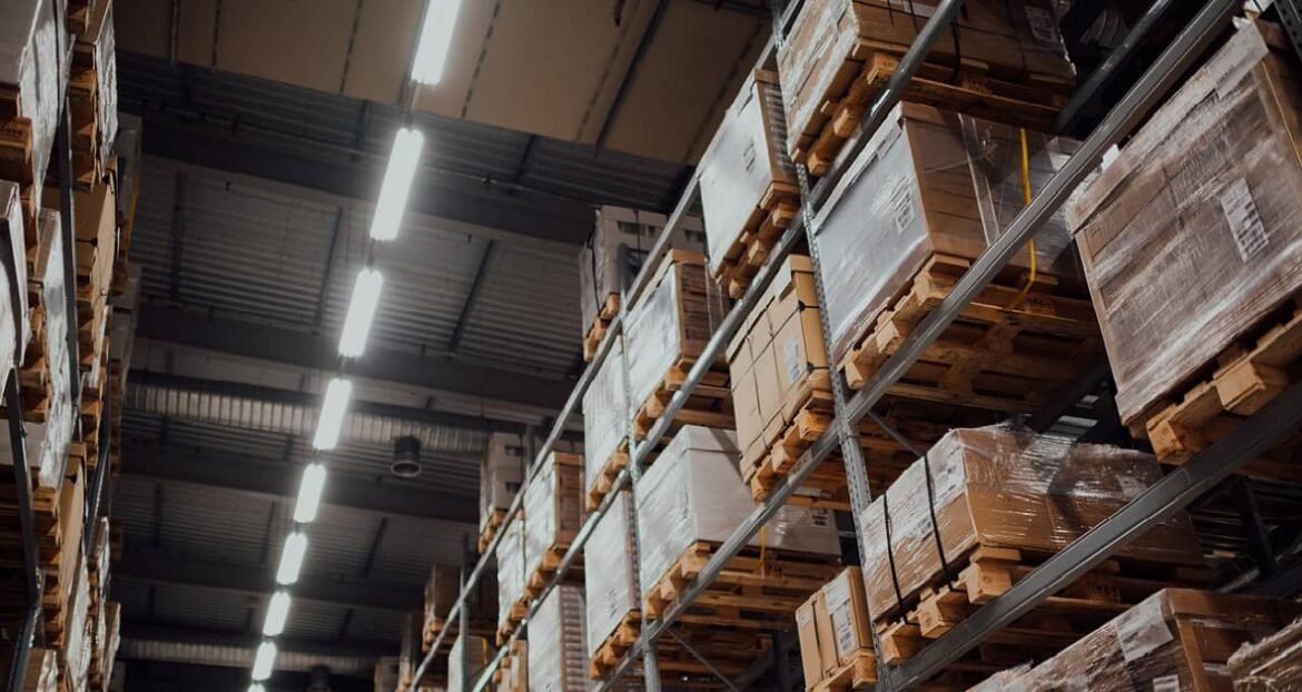 FIIs de logística se destacam em 2025 e superam o IFIX; descubra os principais retornos do ano.