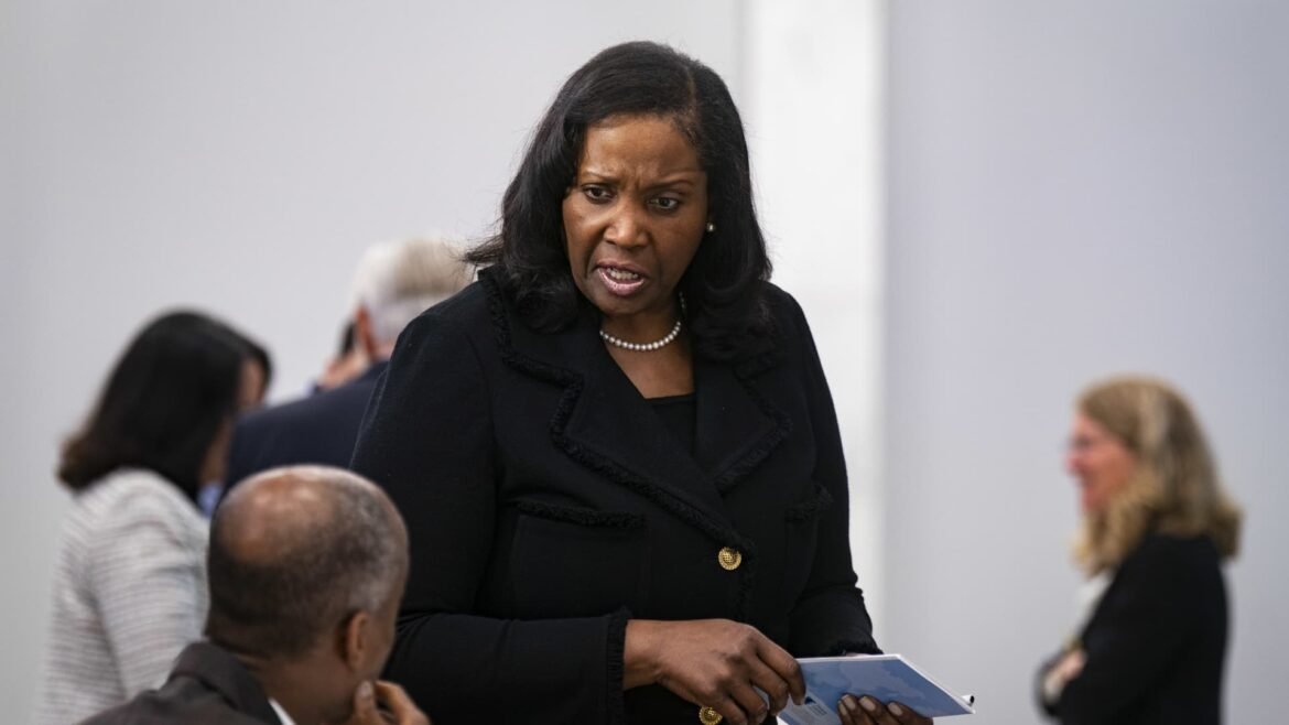 Governadora do Fed, Lisa Cook, em seu primeiro discurso sobre política desde o processo contra Trump, diz que ainda não decidiu sobre o corte da taxa em dezembro.