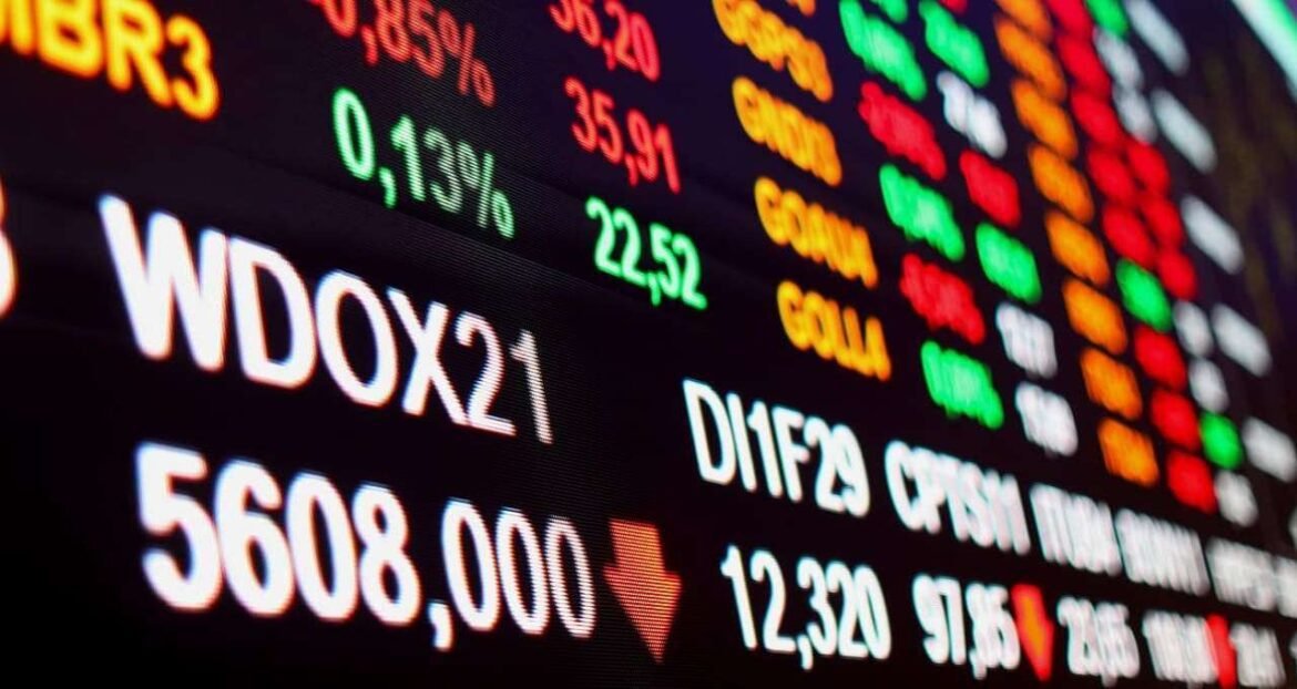 Ibovespa acompanha alta de Wall Street e encerra em avanço, com foco na Selic; dólar tem queda.