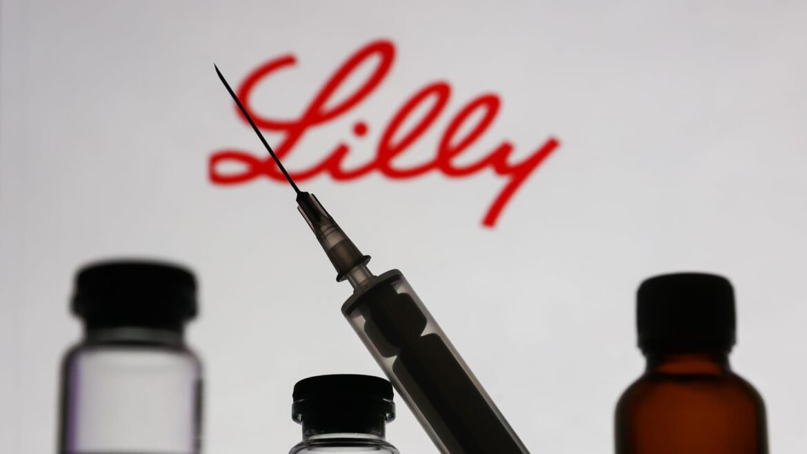 Jim Cramer prevê que a Eli Lilly em breve alcance um valor de mercado de $1 trilhão.