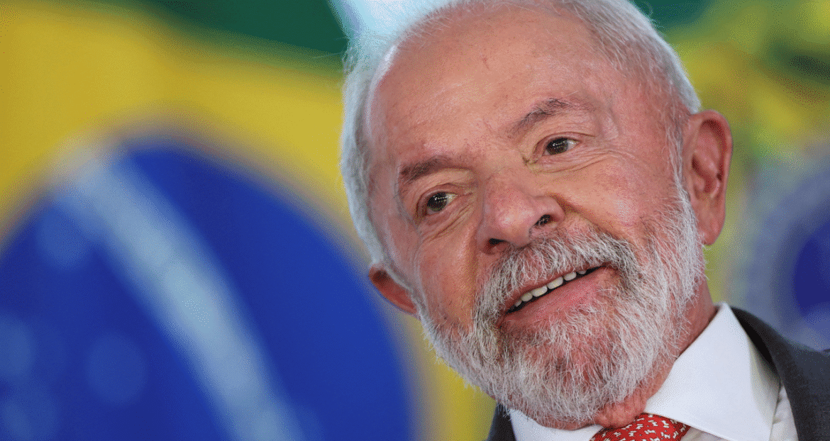 Lula se destaca nas projeções para 2026, com aumento na avaliação de governo e na aprovação pessoal, segundo CNT/MDA.