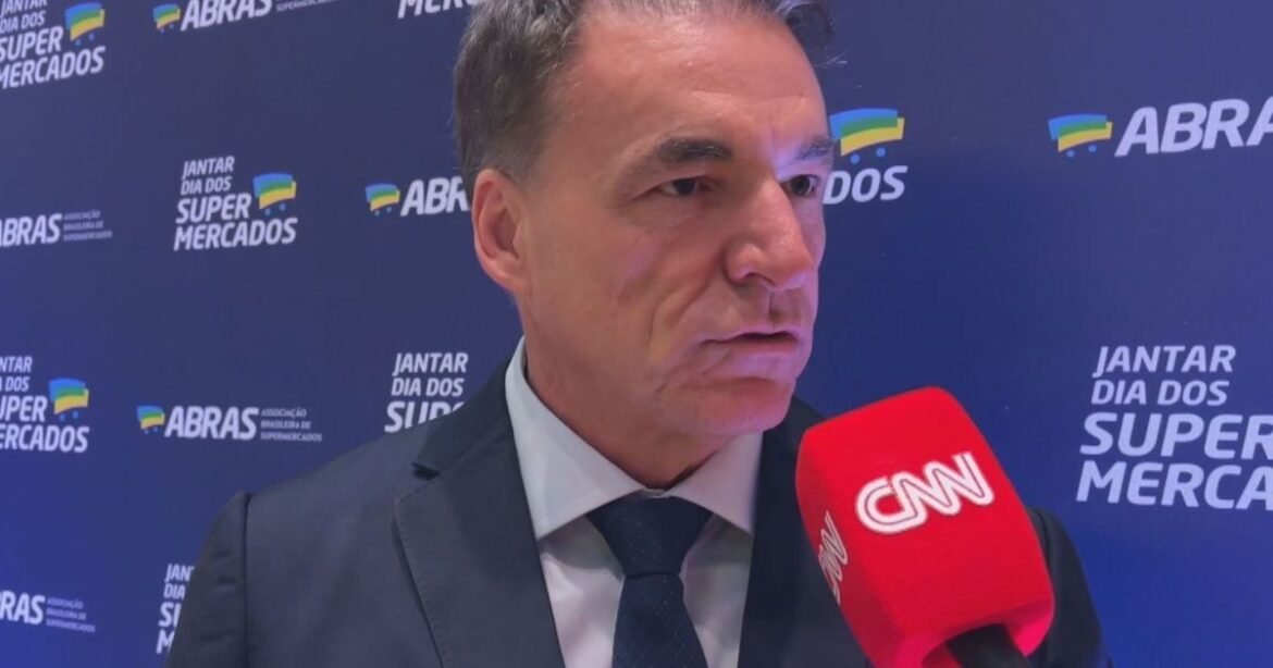 Mudança no vale-refeição promete queda nos preços dos supermercados, afirma Abras.