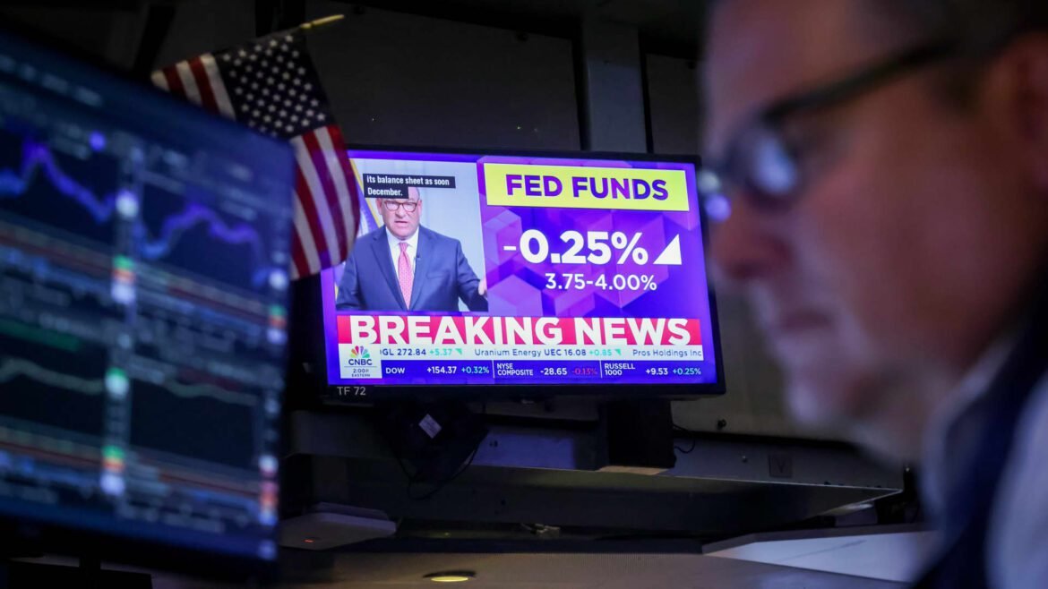 O Fed reduziu as taxas de juros; 2 ações atingem marcos importantes.