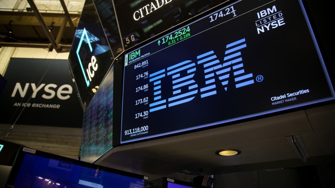 Oppenheimer afirma que Wall Street não valoriza adequadamente a transição da IBM.