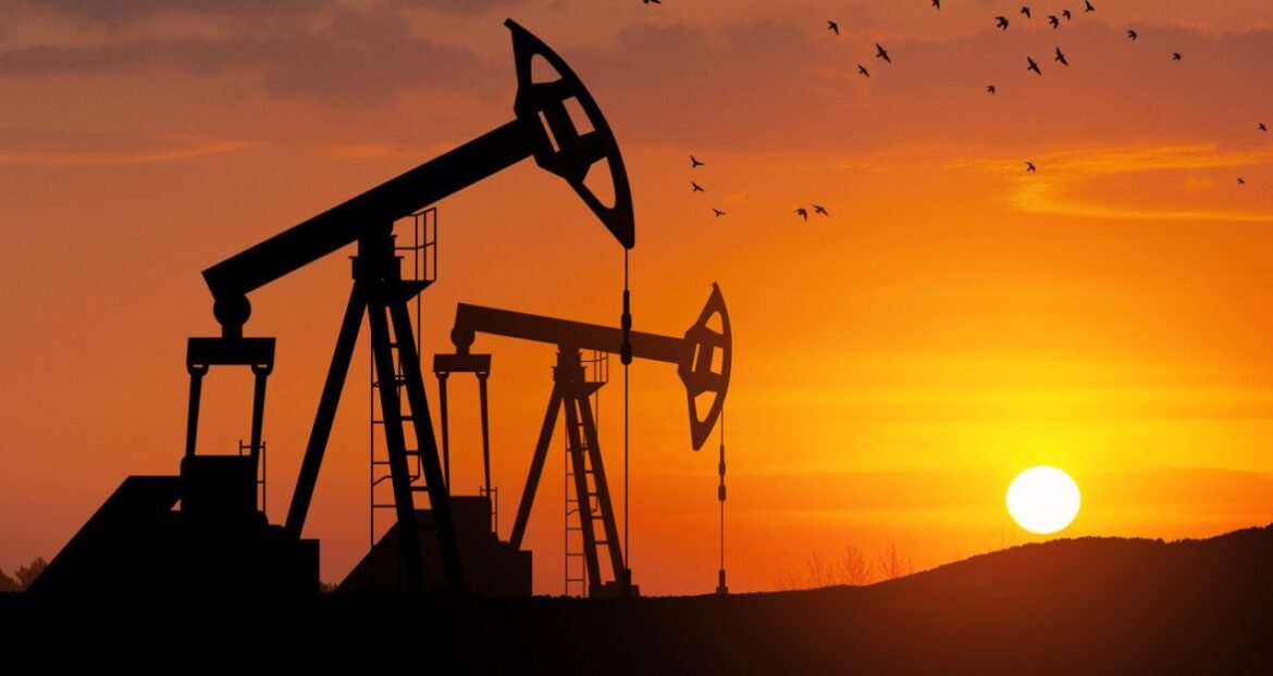 Petróleo avança 1% diante da expectativa de cortes de juros nos EUA e incertezas sobre o acordo Rússia-Ucrânia