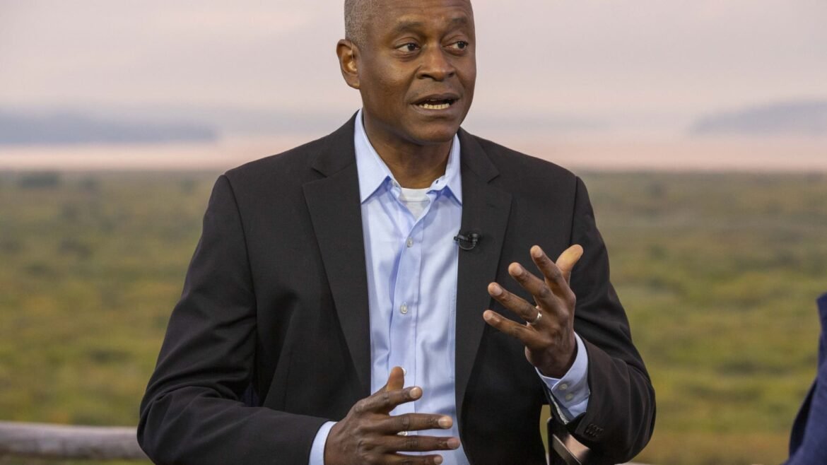 Presidente do Federal Reserve de Atlanta, Bostic, anuncia saída do cargo ao final de seu mandato em fevereiro.