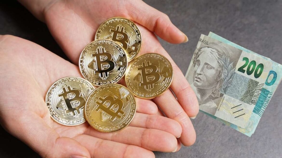 Qual é o montante que se pode acumular investindo R$ 200 em bitcoin mensalmente?