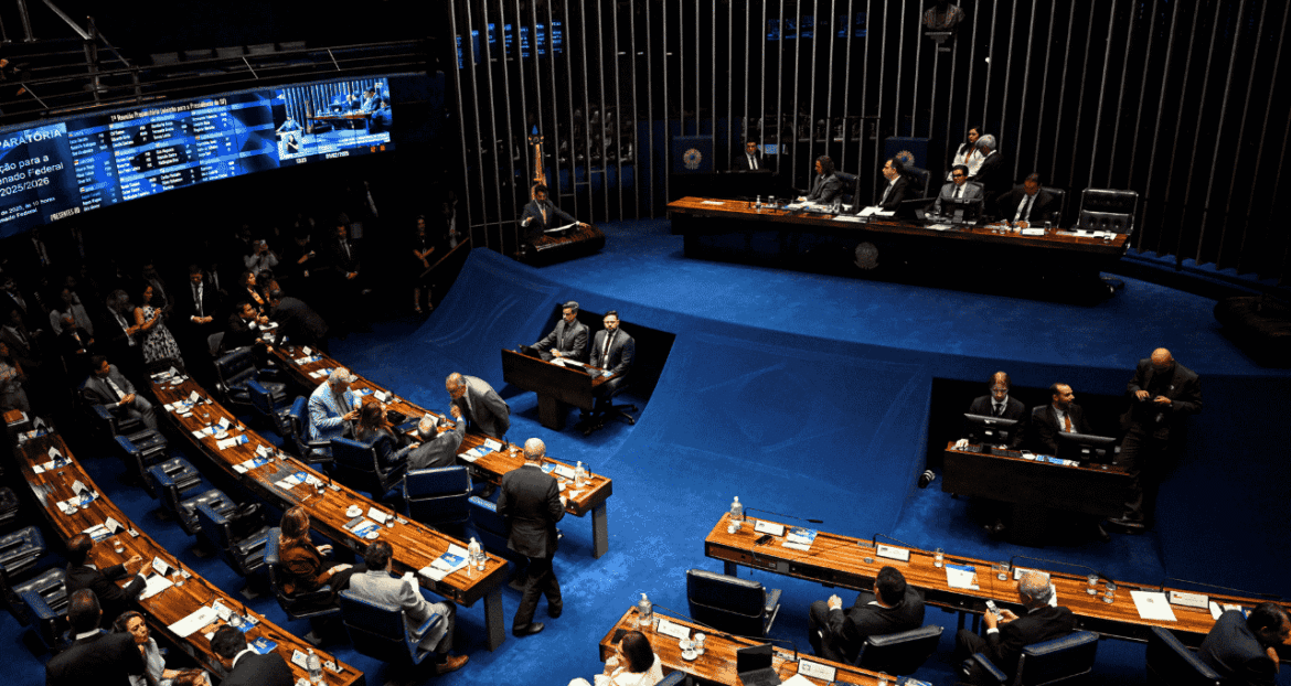 Senado aprova isenção do IR para salários de até R$5 mil e estabelece taxação mínima para rendas elevadas.