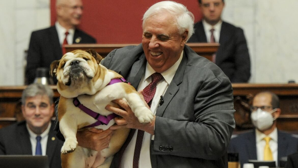 Senador Jim Justice processado por $5,1 milhões em impostos federais não pagos