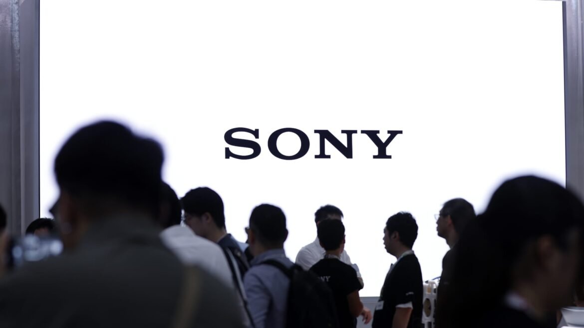Sony eleva previsão de lucro após superação de resultados, impulsionada pelas divisões de Música e Imagem.