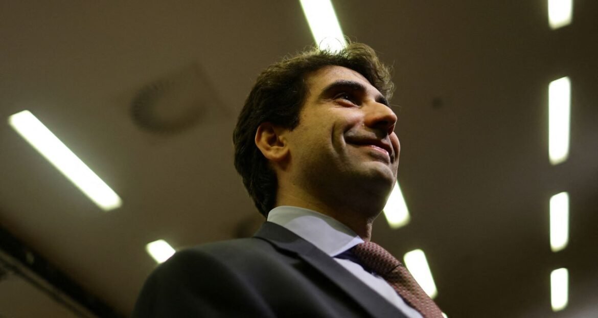 Taxas dos DIs de longo prazo apresentam leves quedas com o mercado aguardando Galípolo.