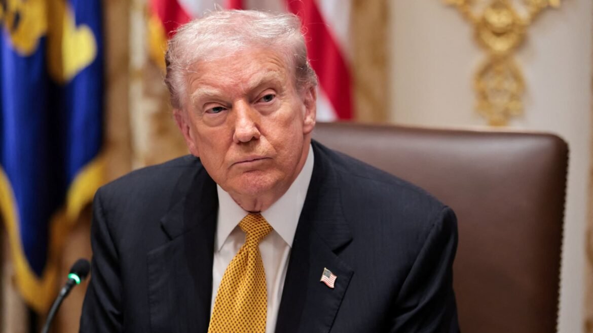 Trump concede perdão a aliados e apoiadores. Quem está buscando clemência atualmente?