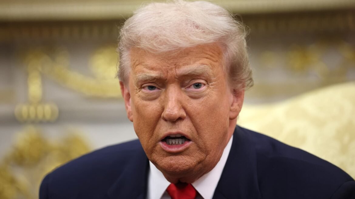 Trump pede revogação da licença da ABC após pergunta de repórter sobre arquivos de Epstein.