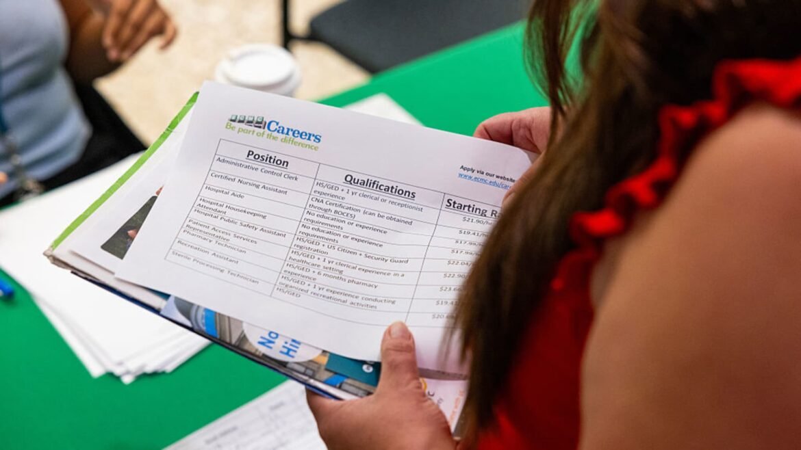 Vagas de emprego em outubro caem para o menor nível desde fevereiro de 2021, revela pesquisa da Indeed.