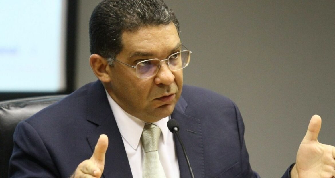 Valorização de 31% do Ibovespa em 2025 'não está relacionada ao Brasil', afirma Mansueto, do BTG.