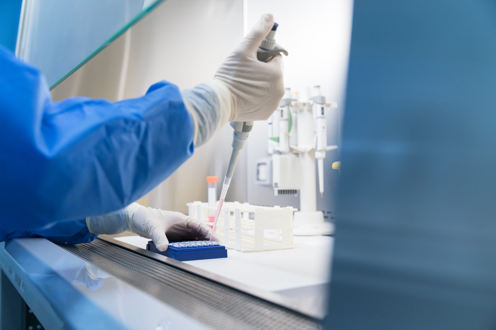 Pesquisador de laboratório segurando uma pipeta