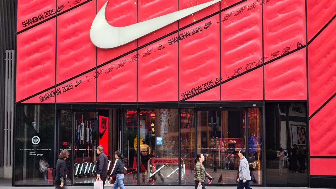 Ações com as maiores movimentações ao meio-dia: NKE, CORT, TSM