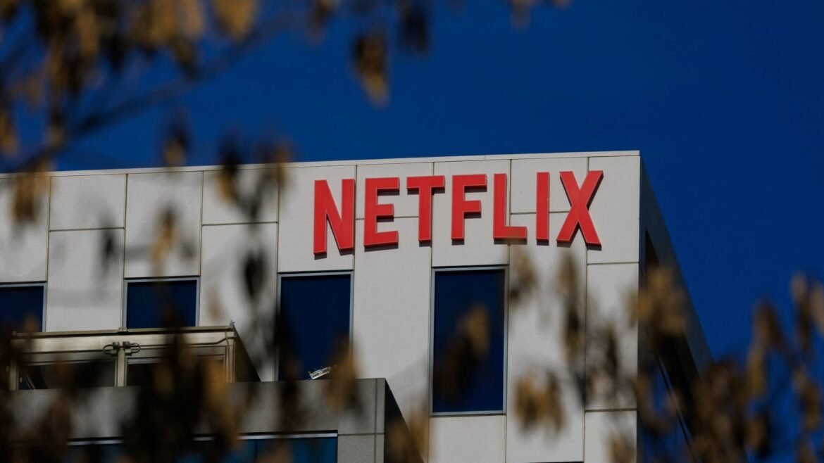 Ações da Netflix caem após parceria com a Warner Bros.: O que isso significa para os investidores?