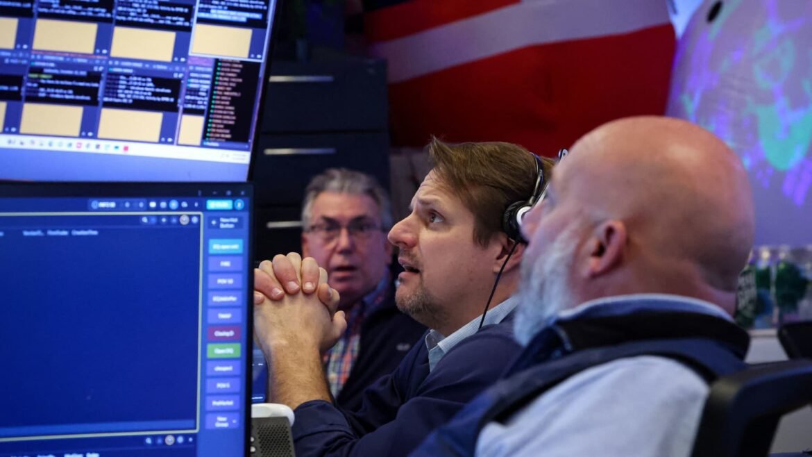 Ações de small caps superarão as de large caps no próximo ano com a expansão da economia e o aumento de fusões e aquisições, afirma Jefferies.