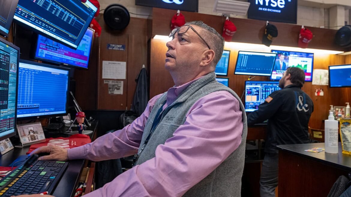 Ações nos EUA atingem recorde com investidores saindo do setor de tecnologia