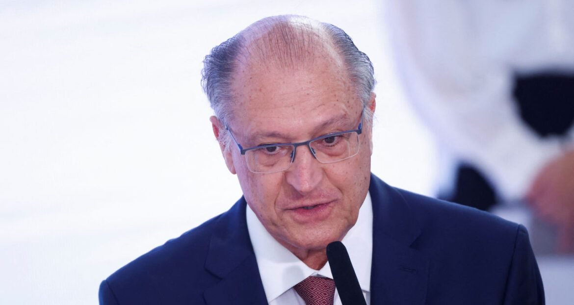 Alckmin critica os altos juros no Brasil e afirma que já é hora da Selic ser reduzida.