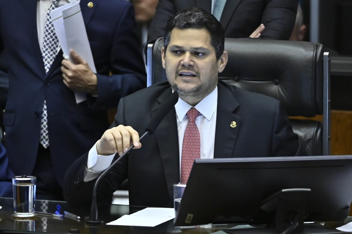 Alcolumbre suspende sabatina de Messias