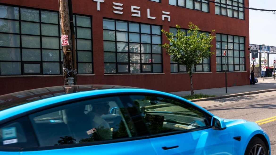 Analista da Morgan Stanley rebaixa classificação da Tesla devido a preocupações com a superavaliação da ação.