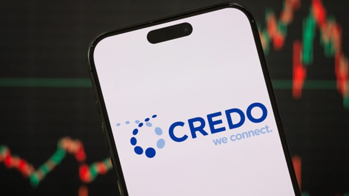 Analistas aumentam suas metas de preço para esta empresa de IA pouco conhecida após superação das expectativas de lucro.