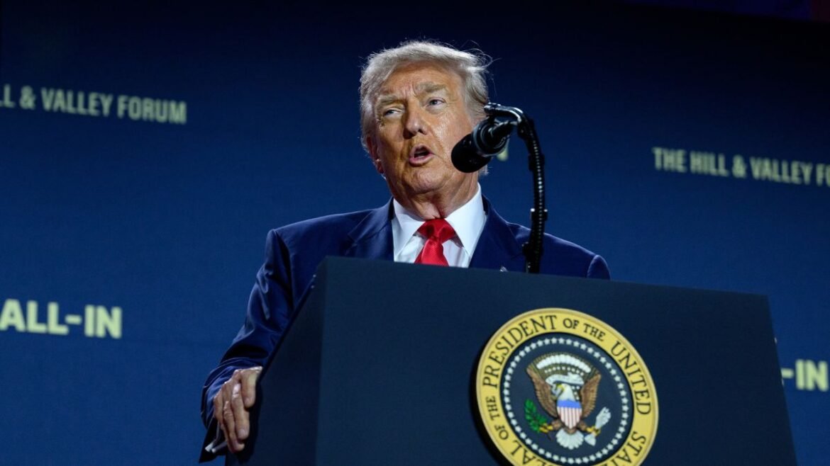 Arquivos de Epstein Revelam Nomes Famosos, Mas O Nome de Trump Está Ausente