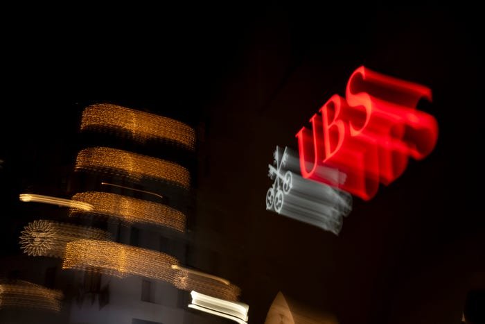 O logo do UBS em um prédio à noite.