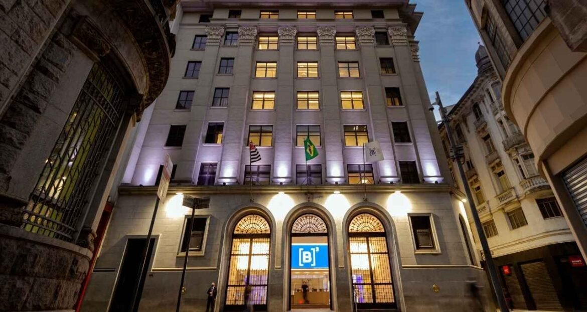 B3 (B3SA3) aprova recompra de ações, autoriza equity swap e divulga previsões para 2026