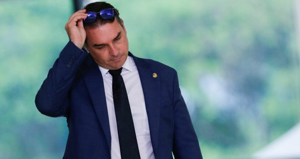 Bolsonaro confirma Flávio como pré-candidato à Presidência; confira a íntegra da declaração.