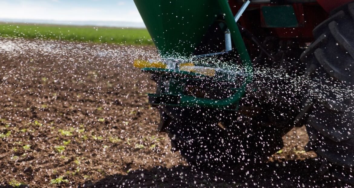 China supera Rússia no fornecimento de fertilizantes e acende alerta para o Brasil; entenda essa mudança.