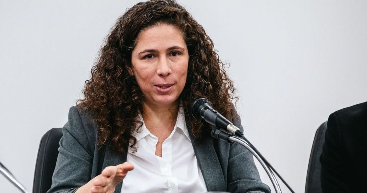 Correios vai anunciar plano de reestruturação na quarta-feira (17), revela ministra.