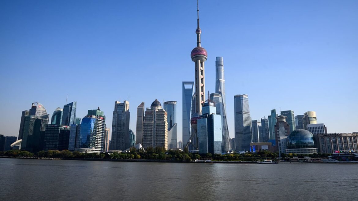Crescimento das vendas no varejo da China em novembro fica abaixo das expectativas, agravando preocupações com o consumo.