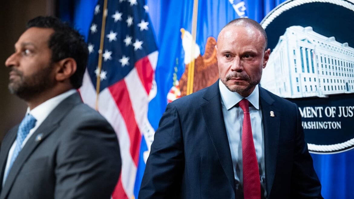 Dan Bongino deixará o FBI no início do próximo ano, segundo informações da MS NOW.