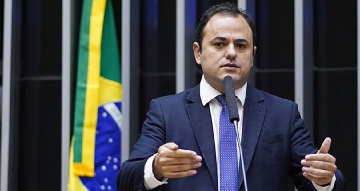 Deputado Glauber Braga assume a presidência da Câmara em ato de protesto