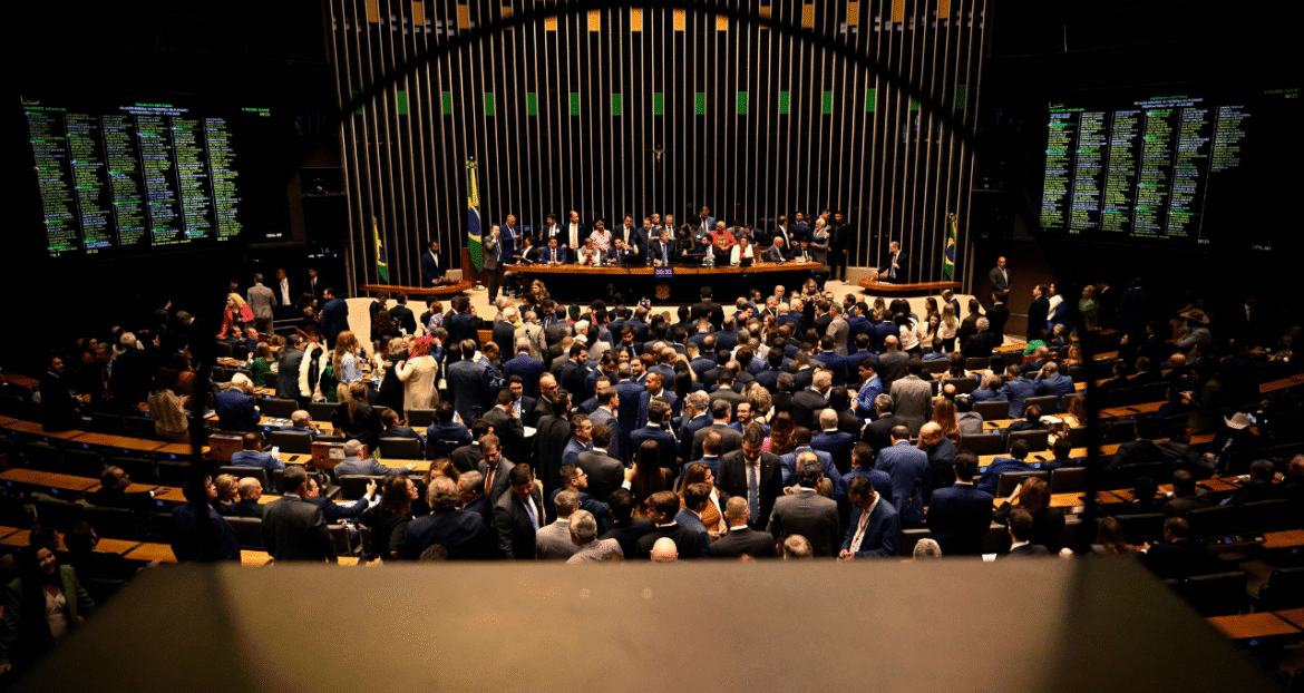 Deputados aprovam projeto que reduz benefícios fiscais e eleva a tributação de apostas e fintechs