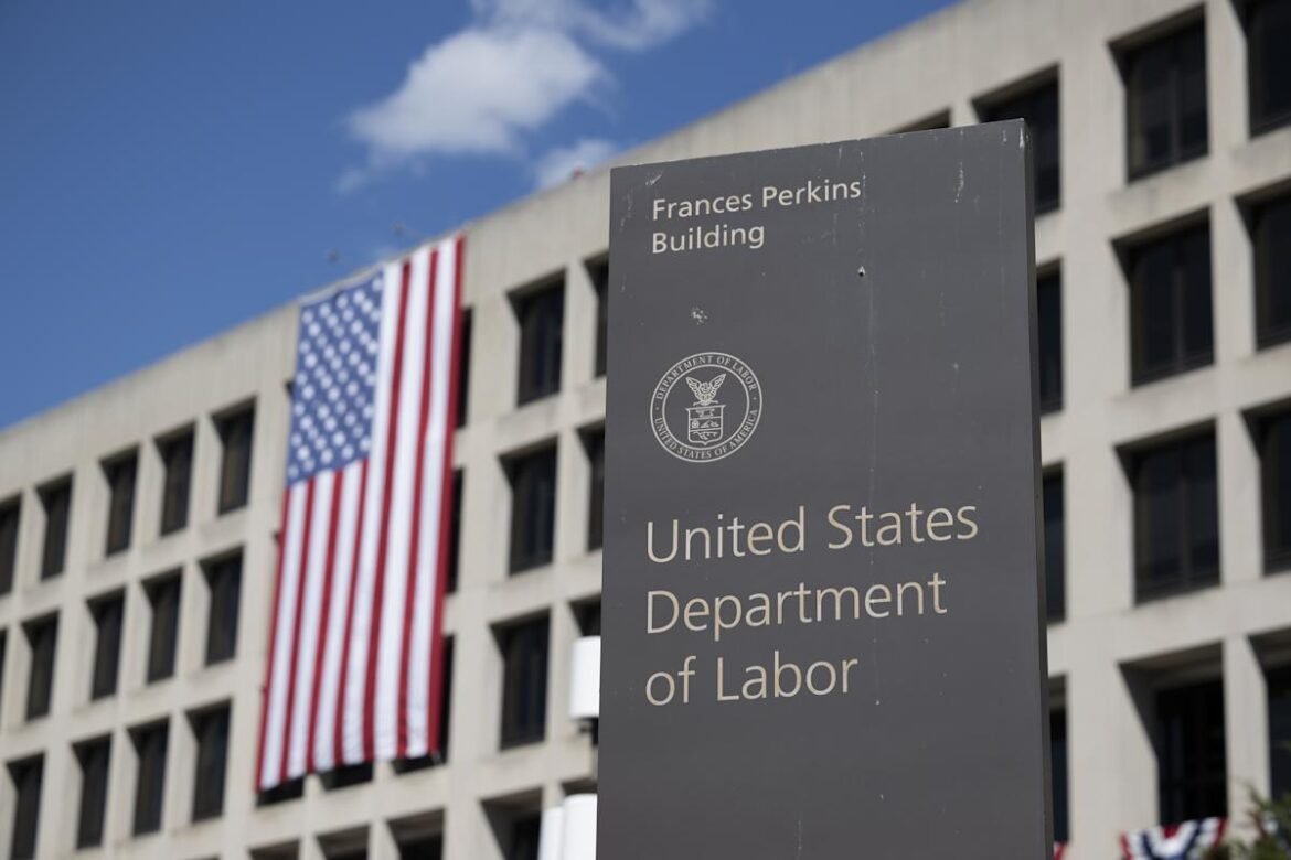 Desemprego atinge o maior nível desde 2021 em novembro, mesmo com a criação de novos empregos.