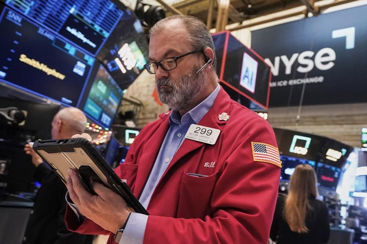 Dow atinge novo recorde enquanto S&P 500 e Nasdaq caem em meio a saída do setor de tecnologia.