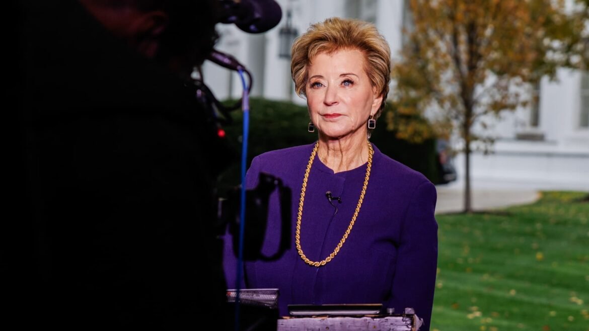 Funcionários de Trump buscam acabar com ajuda financeira