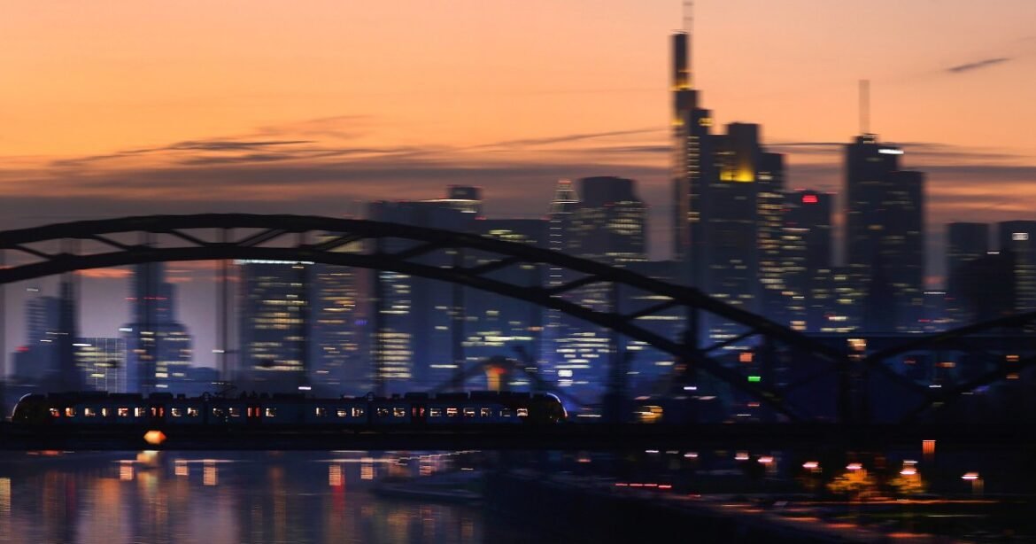 Indústria da Zona do Euro Enfrenta Contração em Novembro com Aumento de Cortes de Emprego