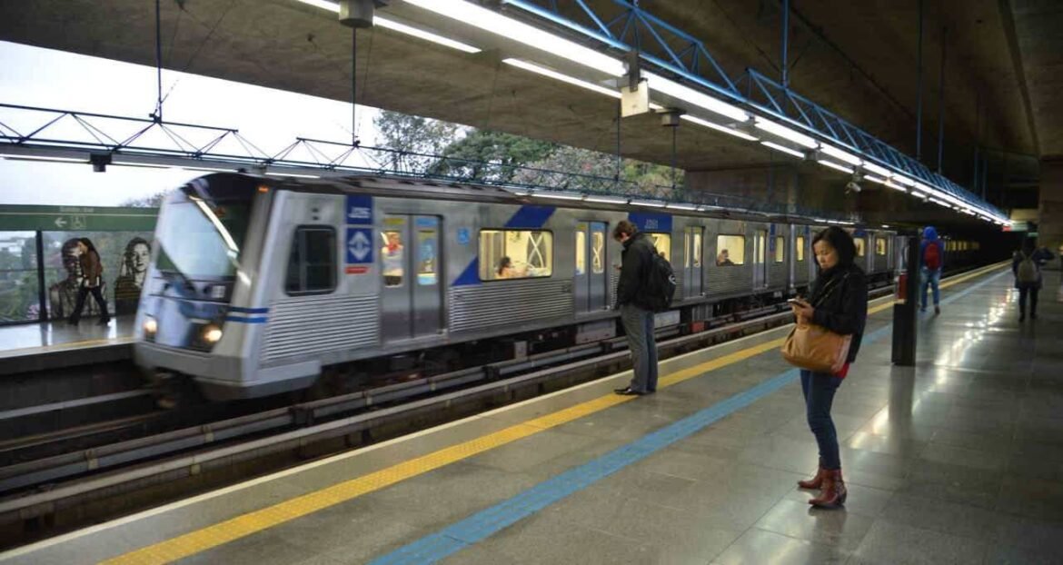 Metrô de São Paulo realiza testes para operação 24 horas nos finais de semana; confira os detalhes.