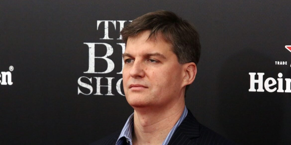 Michael Burry, de "A Grande Aposta", afirma que não está vendido em ações da Tesla, apesar das vendas fracas.